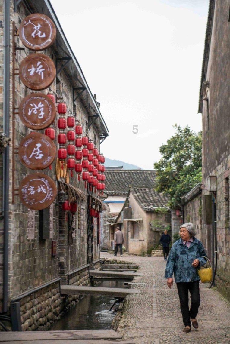 美国圣迭戈市遭遇有史以来第四大降雨量 山洪警报太晚民众在房顶避难